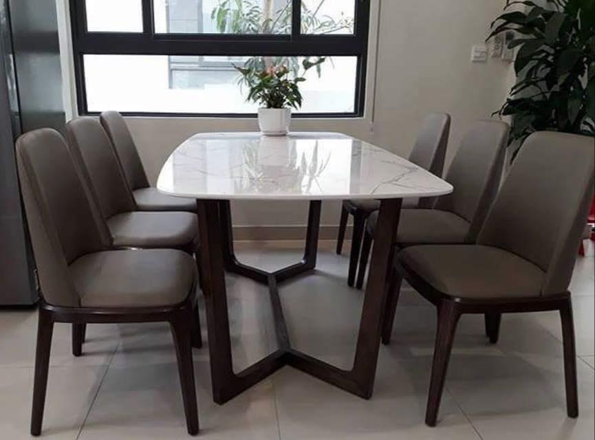 Bộ bàn ăn mặt đá 6 ghế Grace là sự kết hợp độc đáo giữa nét đẹp của đá tự nhiên và thiết kế hiện đại. Với chất lượng sản phẩm hàng đầu và thương hiệu được yêu thích, bộ bàn ăn này đem đến cho gia đình bạn một không gian ăn uống đẳng cấp và tinh tế.